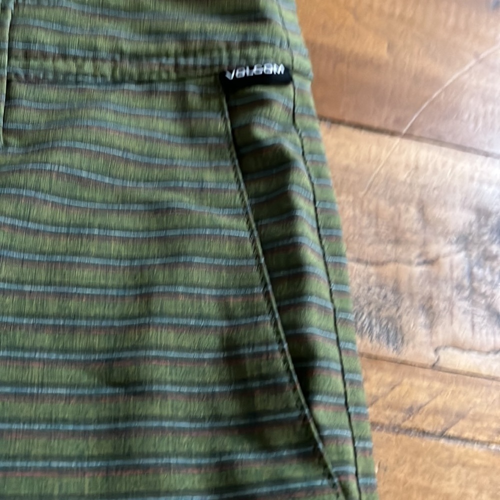 Volcom shorts - Picture 7 of 8